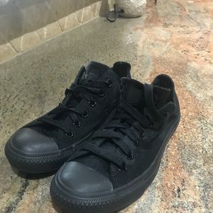 Women’s Black converse size 8